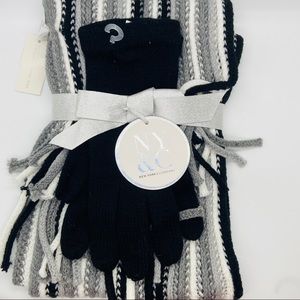 New York & Company scarf and glove set 🖤🤍